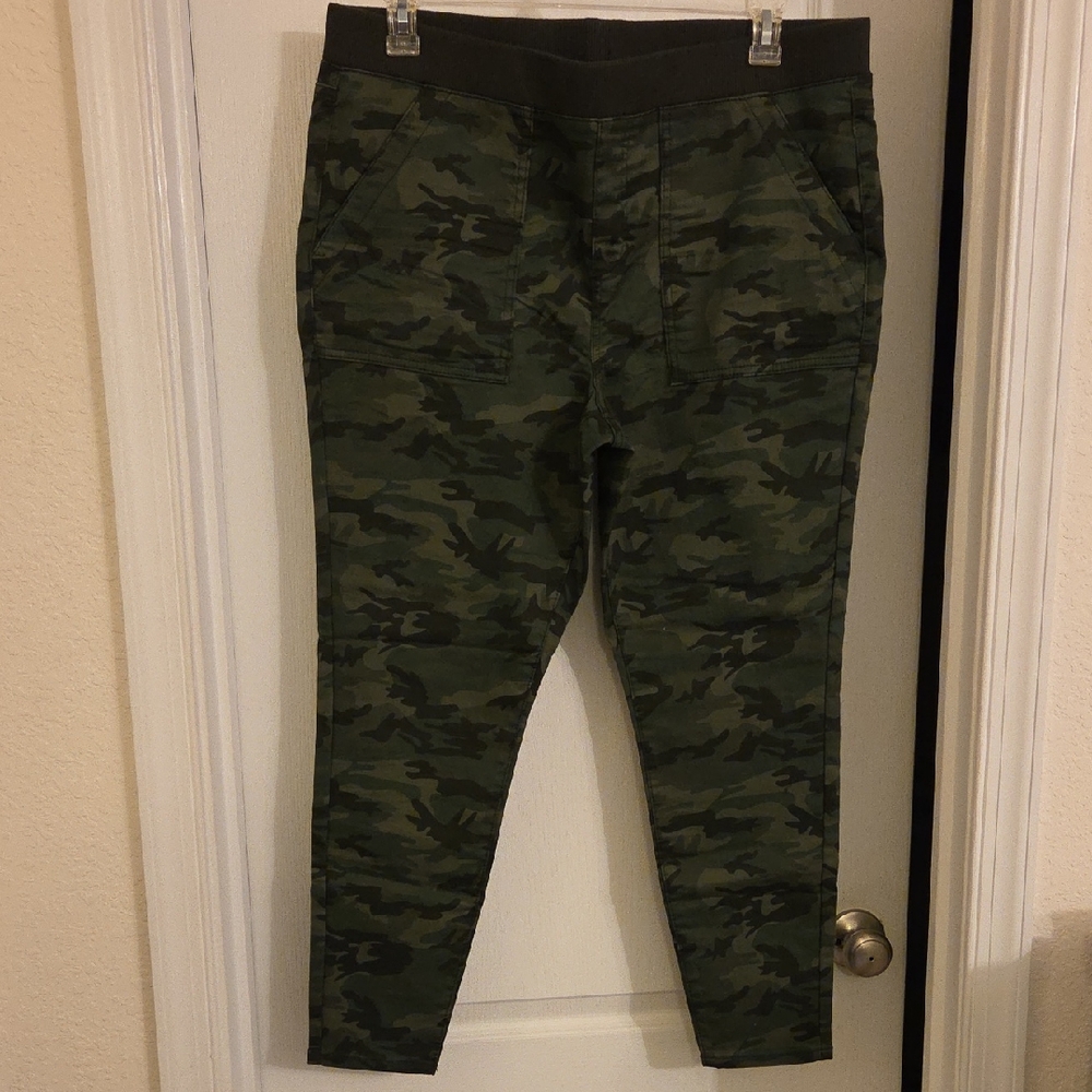 No Boundaries Women's Camo Joggers - Green